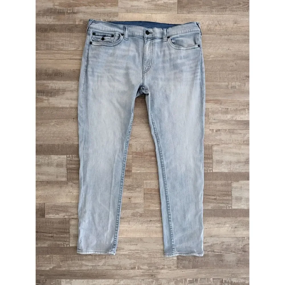 True Religion Men's Geno Flap Big T Relaxed Slim Fit Light Wash Jeans‎ 42x33